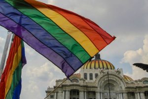 Actor Fernando Carrillo es coronado rey de la comunidad LGBTTTI