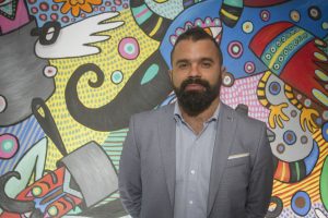 Develan Saltimbanquis y sabor, mural del artista plástico Cocolvú