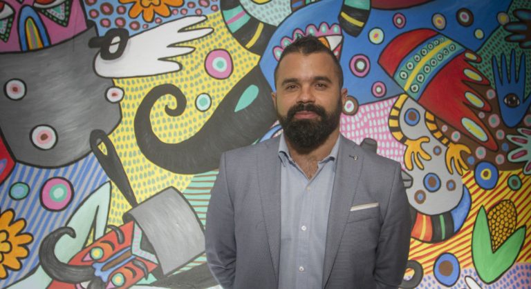 Develan Saltimbanquis y sabor, mural del artista plástico Cocolvú