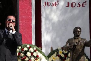 José Joel canta
