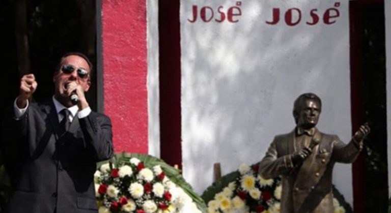José Joel canta