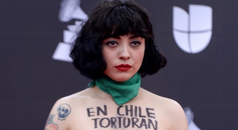 Foto Mon Laferte Desnuda Sus Senos Para Protestar En Grammy Latino Coolture