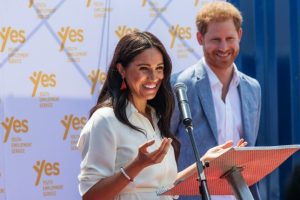 Harry y Meghan Markle entregan comida en Los Ángeles