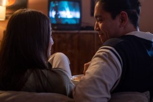 Una pareja se prepara para ver una peli en casa. ¡Gran Plan!