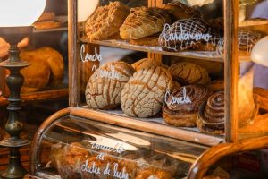 Un lindo anaquel de Panadería Rosetta.